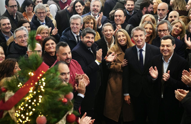 El líder del PP, Alberto Núñez Feijóo, 'barones' del partido y más cargos de la formación han recibido con fuertes aplausos a la presidenta de Extremadura en funciones y candidata a la reelección, María Guardiola, a su llegada a la sede en Génova