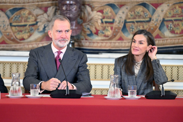 El Rey Felipe y la Reina Letizia durante la reunión anual del Patronato de la Fundación Princesa de Girona, en el Palacio Real
