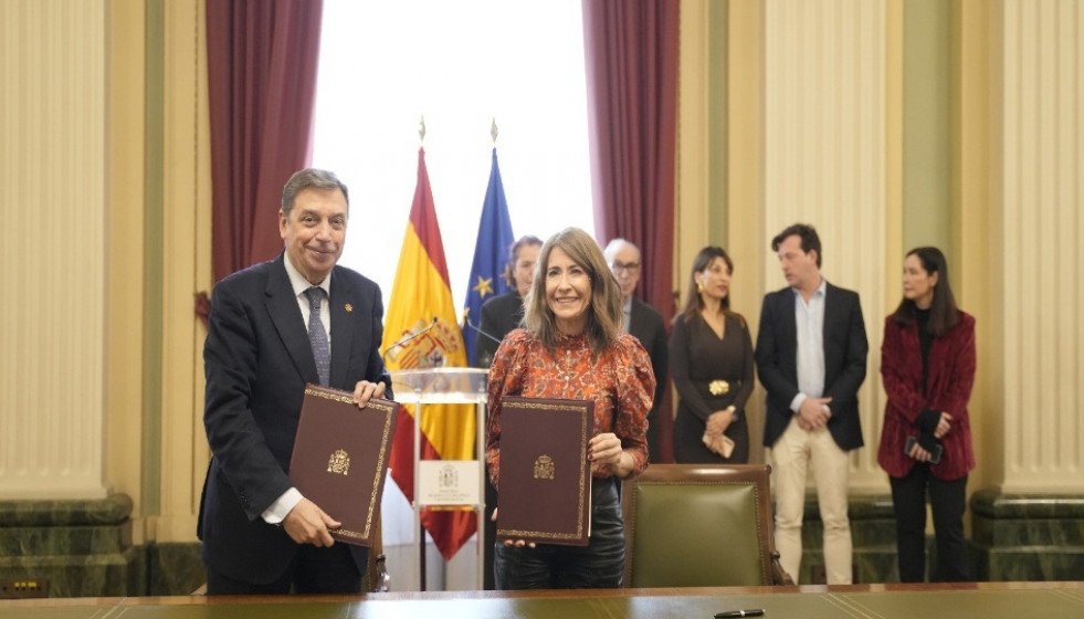 El ministro de Agricultura, Luis Planas, y la presidenta de Paradores, Raquel Sánchez, en la firma de acuerdo