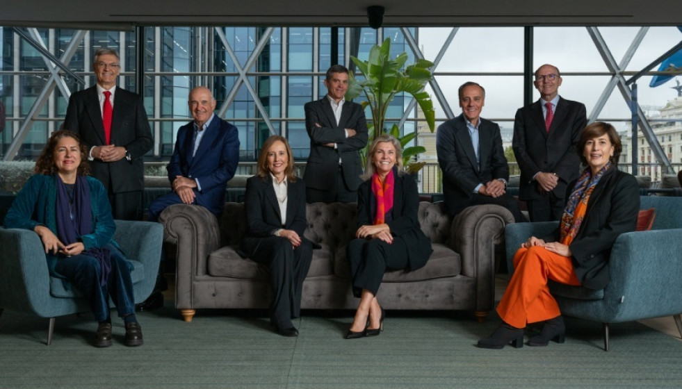 La directora de CaixaBank Wealth Management, Belén Martín, y la directora general de OpenWealth, Marta Alonso, junto con el Comité consultivo de OpenWealth.