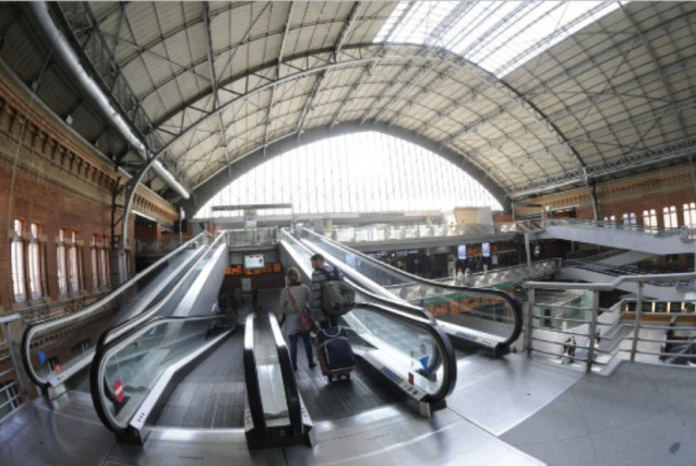 Archivo - Escaleras mecánicas en la estación de Atocha