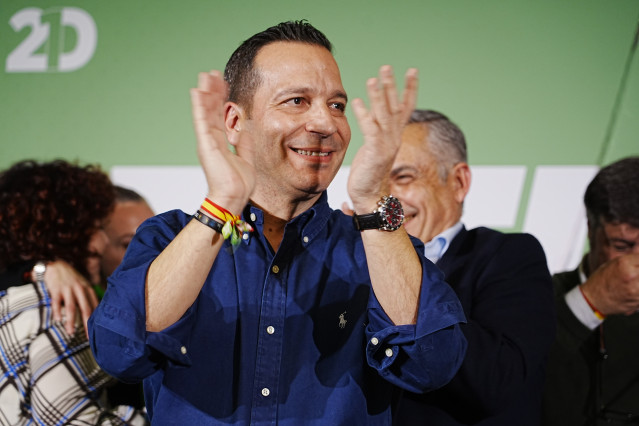 El candidato de Vox a la presidencia de Extremadura,  Óscar Fernández Calle, realiza declaraciones a la prensa durante el seguimiento de la noche electoral en la sede autonómica de VOX, a 21 de diciembre de 2025, en Mérida, Badajoz, Extremadura (España).