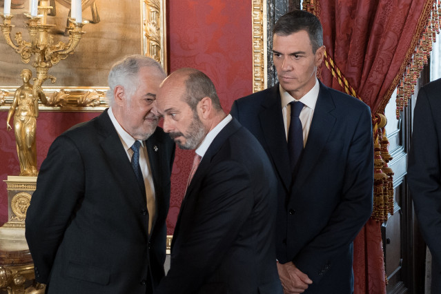 Archivo - (I-D) El presidente del Tribunal Constitucional (TC), Cándido Conde-Pumpido; el presidente del Senado, Pedro Rollán y el presidente del Gobierno, durante el acto del XL aniversario de la firma del Tratado de Adhesión de España a las Comunidades