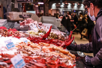 Archivo - Un vendedor en un puesto de marisco en Navidad