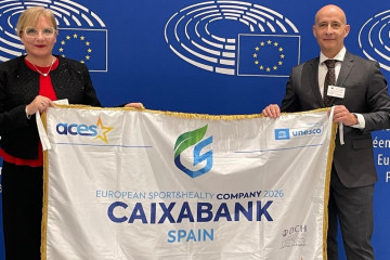 El director de Bienestar y Prevención de Riesgos Laborales de CaixaBank, Javier Rojas, y la gerente de Bienestar, Teresa Pérez Delgado, durante la entrega del certificado en Bruselas.