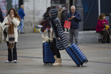 Varios turistas en el centro de la ciudad, a 4 de diciembre de 2025, en Madrid (España). La Comunidad de Madrid recibió un total de 942.277 turistas internacionales durante el mes de octubre, lo que