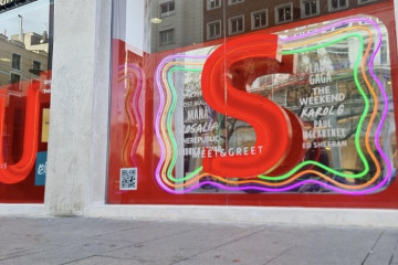 Archivo - Nuevo escaparate de Banco Santander en Gran Vía, nº 80.