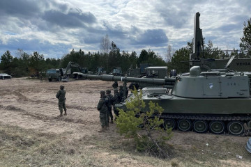 Archivo - Miembros del contingente español desplegado en Letonia.