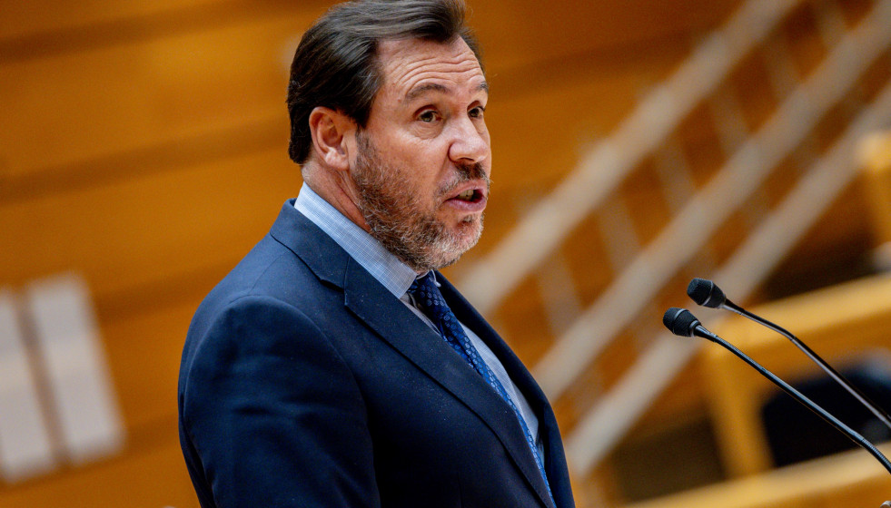 El ministro de Transportes y Movilidad Sostenible, Óscar Puente, interviene durante una sesión plenaria en el Senado, a 2 de diciembre de 2025, en Madrid (España).