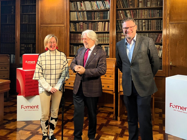 La vicepresidenta de Foment del Treball, Virginia Guida; el presidente, Josep Sánchez Llibre, y el presidente de la Cámara de Contratistas, Lluís Moreno.