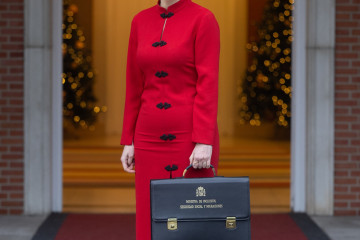 La ministra de Seguridad Social, Inclusión y Migraciones y nueva portavoz del Gobierno, Elma Saiz, posa con su cartera, en el Palacio de la Moncloa, este martes