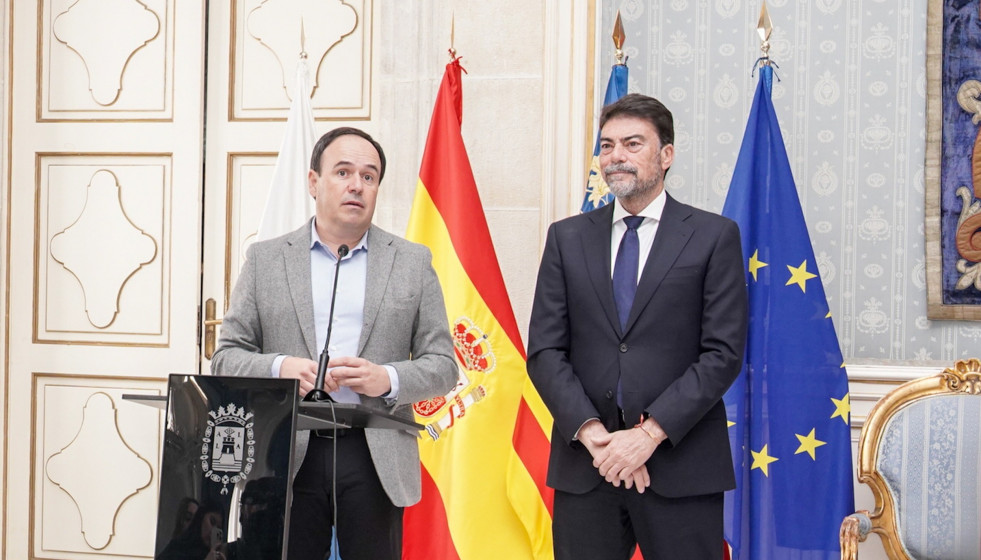 El 'president' de la Generalitat, Juanfran Pérez Llorca (i), junto al alcalde de Alicante, Luis Barcala (d), este martes en el Ayuntamiento de Alicante