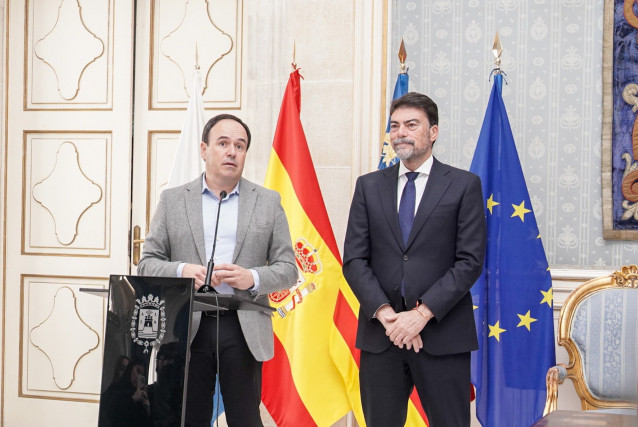 El 'president' de la Generalitat, Juanfran Pérez Llorca (i), junto al alcalde de Alicante, Luis Barcala (d), este martes en el Ayuntamiento de Alicante
