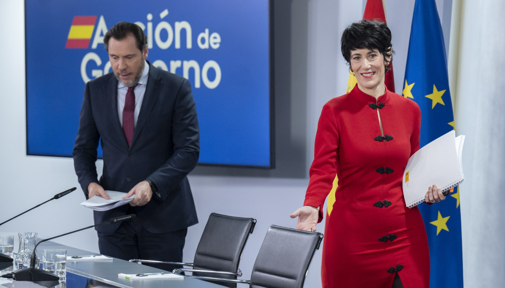 El ministro de Transportes, Óscar Puente, y la ministra de Seguridad Social, Inclusión y Migraciones y nueva portavoz del Gobierno, Elma Saiz, durante una rueda de prensa posterior al Consejo de Min