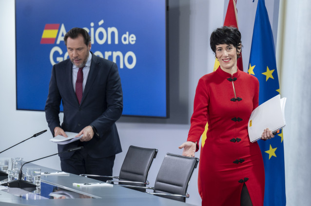 El ministro de Transportes, Óscar Puente, y la ministra de Seguridad Social, Inclusión y Migraciones y nueva portavoz del Gobierno, Elma Saiz, durante una rueda de prensa posterior al Consejo de Ministros, a 23 de diciembre de 2025, en Madrid (España).