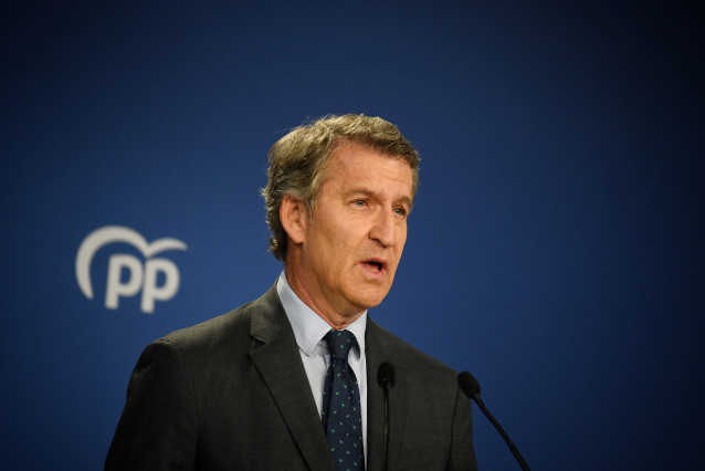 Archivo - El presidente del Partido Popular, Alberto Núñez Feijóo, durante una rueda de prensa, en la sede del PP en Génova, a 12 de junio de 2025, en Madrid (España).