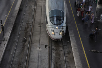 Archivo - Varias personas en el andén del AVE, en la estación Puerta de Atocha