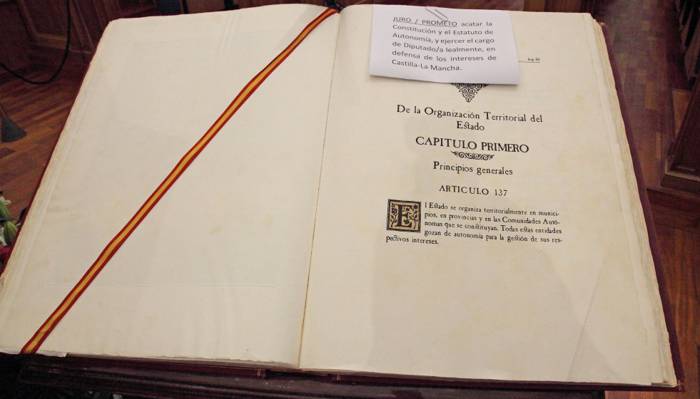 Archivo - Ejemplar de la Constitución