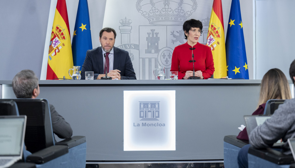 El ministro de Transportes, Óscar Puente, y la ministra de Seguridad Social, Inclusión y Migraciones y nueva portavoz del Gobierno, Elma Saiz, durante una rueda de prensa posterior al Consejo de Min