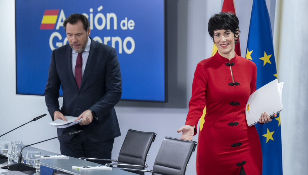 El ministro de Transportes y Movilidad Sostenible, Óscar Puente, y la ministra de Seguridad Social, Inclusión y Migraciones y nueva portavoz del Gobierno, Elma Saiz, durante una rueda de prensa post