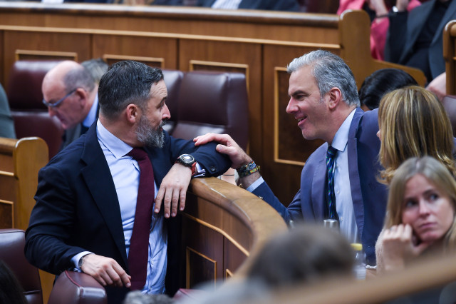 Archivo - El líder de VOX, Santiago Abascal (i) y el portavoz del Grupo Municipal VOX, Javier Ortega Smith (d), conversan durante un pleno en el Congreso de los Diputados, a 29 de octubre de 2024, en Madrid (España).