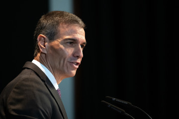 El presidente del Gobierno, Pedro Sánchez, clausura el acto de 'Avanzando en el Pacto de Estado frente a la Emergencia Climática' en el Círculo de Bellas Artes, a 17 de diciembre de 2025, en Madrid