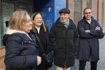 Las hermanas de García Caparrós junto a los dirigentes de IU Ernesto Alba y Toni Valero, en una imagen de archivo.