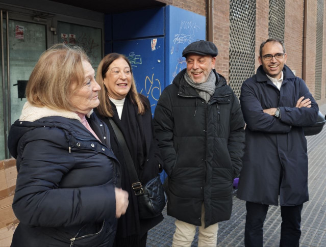Las hermanas de García Caparrós junto a los dirigentes de IU Ernesto Alba y Toni Valero, en una imagen de archivo.