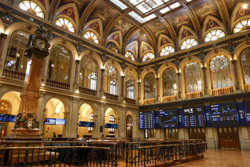 Archivo - Estado de la bolsa de Madrid, a 28 de julio de 2025, en Madrid (España). El Ibex 35 cotizaba en los 14.370 puntos en la media sesión de este lunes, en línea con el incremento del 1% regis