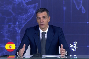 El presidente del Gobierno, Pedro Sánchez, mantiene una videoconferencia con las unidades españolas en misiones humanitarias y de paz en el exterior