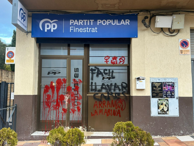 Imagen de la sede del PP en Finestrat (Alicante) con el ataque que ha sufrido.