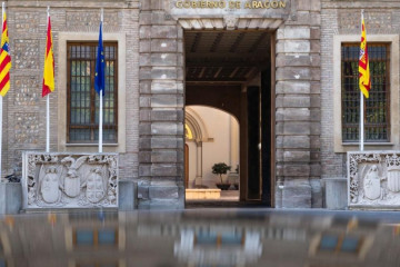 Archivo - Uno de los accesos al Edificio Pignatelli, sede del Gobierno de Aragón.