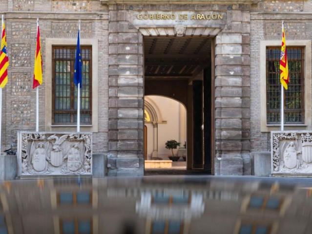 Archivo - Uno de los accesos al Edificio Pignatelli, sede del Gobierno de Aragón.