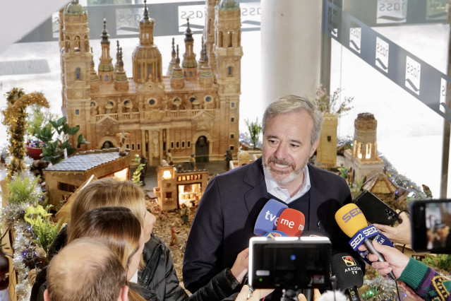 El presidente del Gobierno de Aragón, Jorge Azcón, atiende a los medios en el Hogar de Mayores y Centro de Día Luis Aula.