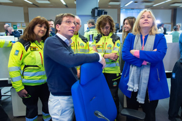 El alcalde de Madrid, José Luis Martínez-Almeida, felicita la Navidad a los trabajadores, en el Centro Integral de Seguridad y Emergencias (CISEM)