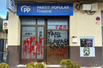 Imagen de la sede del PP en Finestrat (Alicante) con el ataque que ha sufrido.