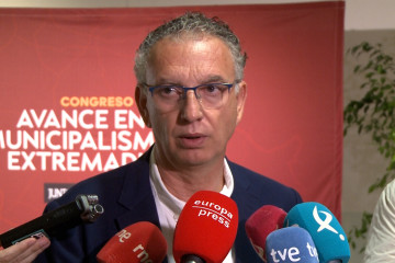 Archivo - El alcalde de Don Benito, José Luis Quintana, en un encuentro con los medios durante el Congreso 'Avance del Municipalismo en Extremadura'.