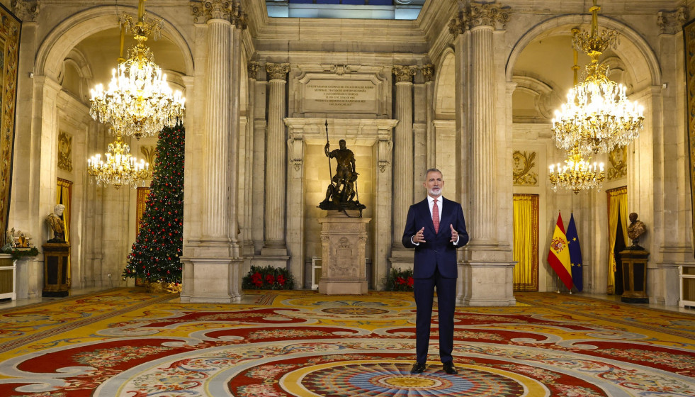 El Rey Felipe VI pronuncia el Mensaje de Navidad de pie en el Palacio Real