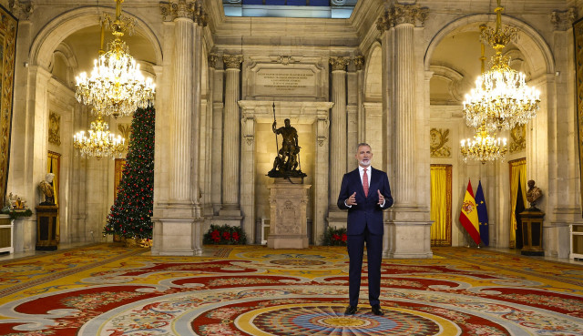 El Rey Felipe VI pronuncia el Mensaje de Navidad de pie en el Palacio Real