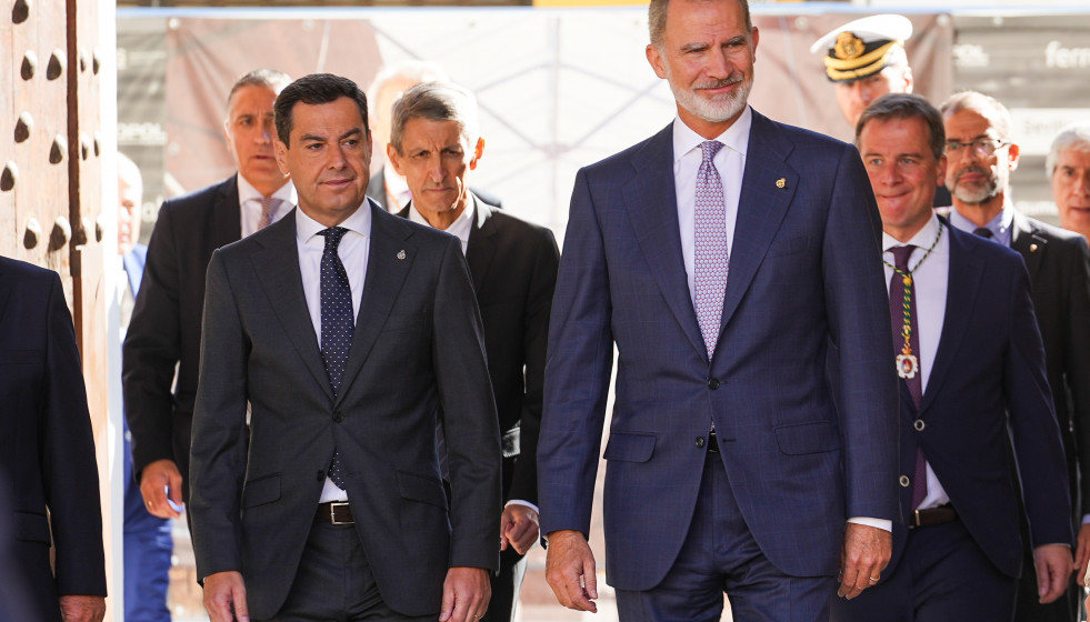 Archivo - El Rey Felipe VI (d) junto al presidente de la Junta de Andalucía, Juanma Moreno (i), en una imagen de archivo en Sevilla