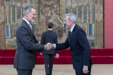 Archivo - El Rey Felipe VI saluda al presidente de Aragón, Jorge Azcón, durante la reunión del Patronato de la Fundación pro Real Academia Española (Fundación pro-RAE), en el Palacio Real de El 