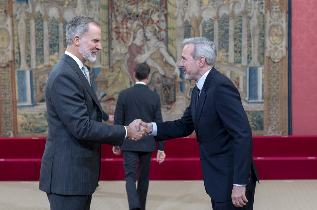 Archivo - El Rey Felipe VI saluda al presidente de Aragón, Jorge Azcón, durante la reunión del Patronato de la Fundación pro Real Academia Española (Fundación pro-RAE), en el Palacio Real de El Pardo, a 29 de enero de 2025, en Madrid (España).