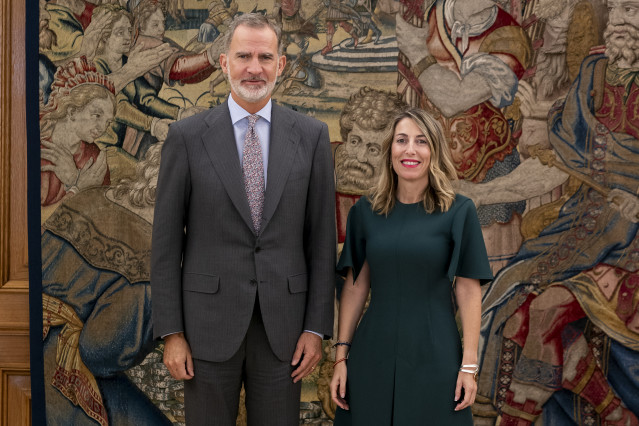 Archivo - El Rey Felipe VI posa junto a la presidenta de la Junta de Extremadura en funciones, María Guardiola, en el Palacio de la Zarzuela. Imagen de archivo