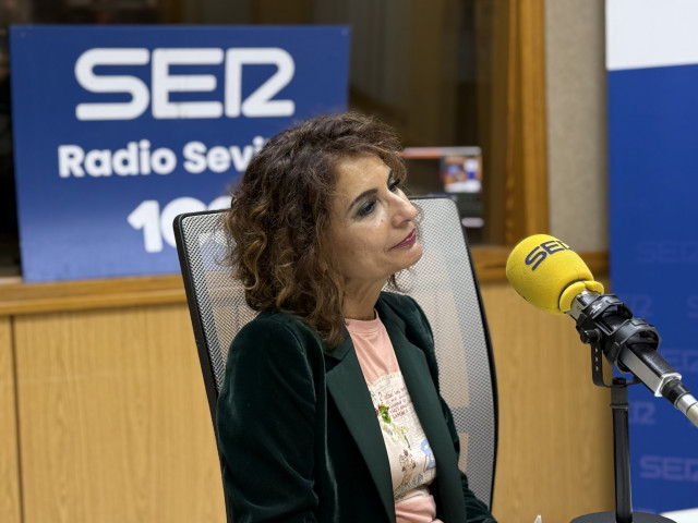 La vicesecretaria general del PSOE y vicepresidenta primera del Gobierno, María Jesús Montero, durante la entrevista con la Cadena Ser