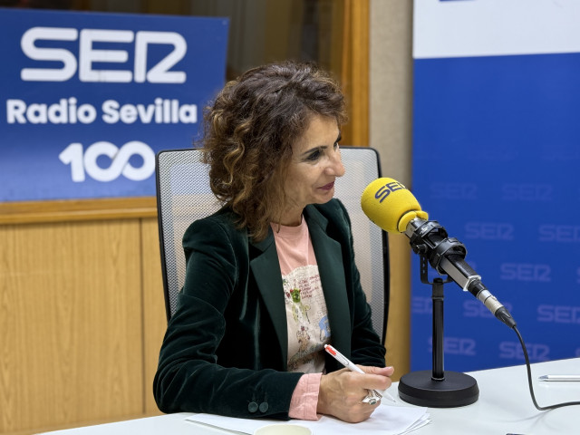 La secretaria general del PSOE-A, vicepresidenta primera del Gobierno y ministra de Hacienda, María Jesús Montero, durante la entrevista con la Cadena Ser