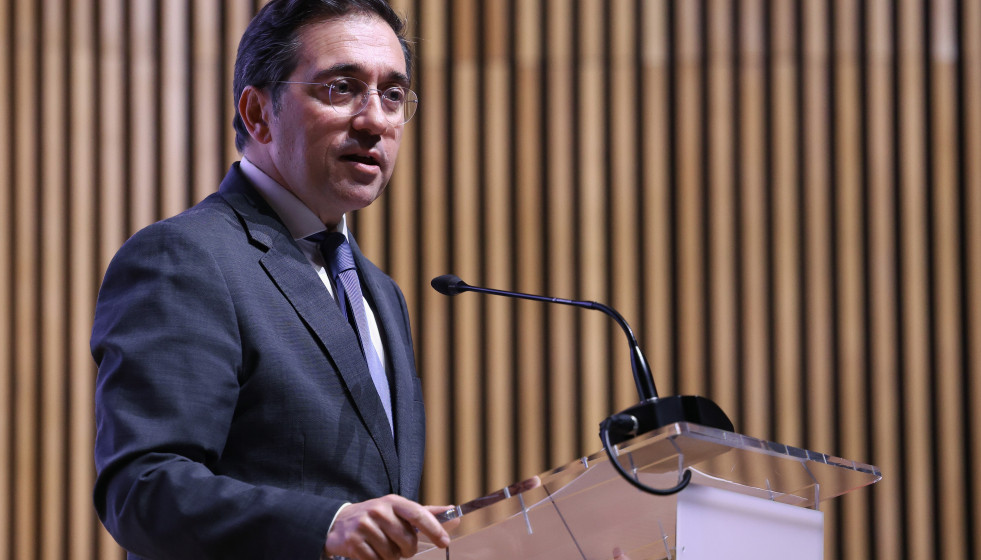 El ministro de Asuntos Exteriores, Unión Europea y Cooperación, José Manuel Albares (c), en una foto de familia durante la inauguración de la conferencia HearUs 2025 titulada 'Promoviendo la rendi