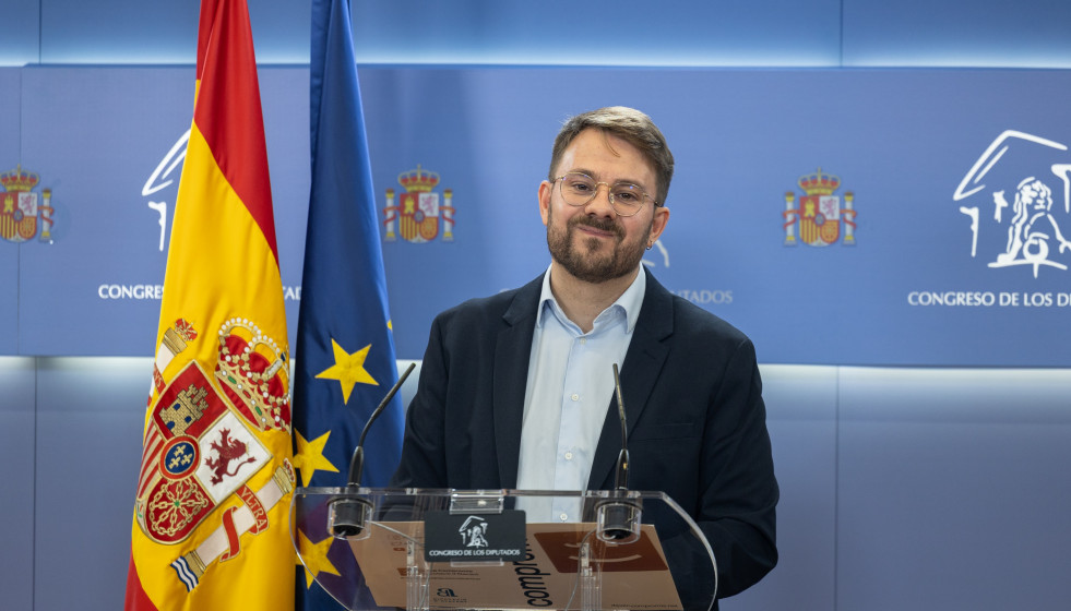 El diputado de Sumar Alberto Ibáñez durante una rueda de prensa, en el Congreso de los Diputados, a 9 de diciembre de 2025, en Madrid (España).