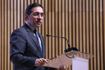 El ministro de Asuntos Exteriores, Unión Europea y Cooperación, José Manuel Albares (c), en una foto de familia durante la inauguración de la conferencia HearUs 2025 titulada 'Promoviendo la rendi