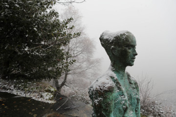 EuropaPress 7112849 estatua nevada pedrafita 20 noviembre 2025 lugo galicia espana marcado