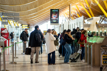 Viajeros en el Aeropuerto Adolfo Suárez Madrid-Barajas, a 19 de diciembre de 2025, en Madrid (España).